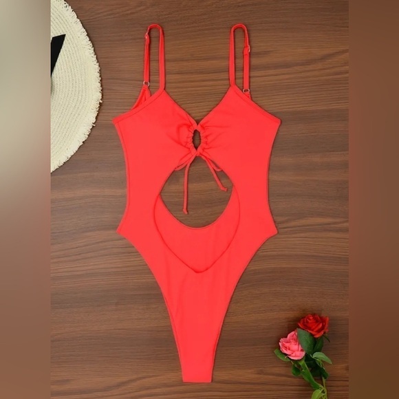 Flattering Solid One-piece Swimsuit - Picture 3 of 5